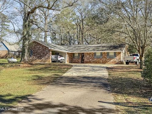 Brick Home For Sale on 1 Acre : Summit : Pike County : Mississippi