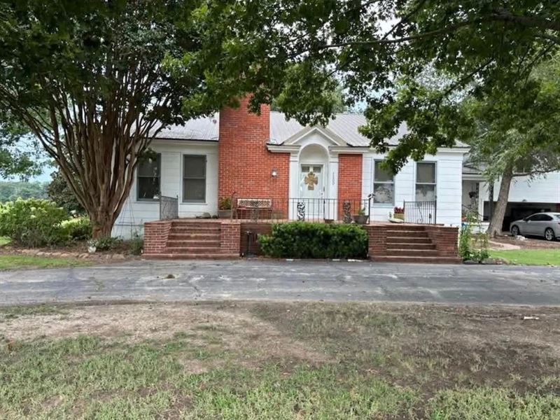 Home in Yazoo County at 1200 Hwy 16 : Holly Bluff : Yazoo County : Mississippi