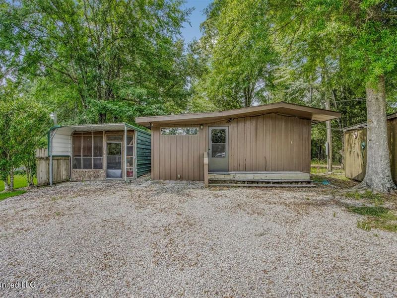 Camp in Crosby MS on 1 Acre : Crosby : Wilkinson County : Mississippi